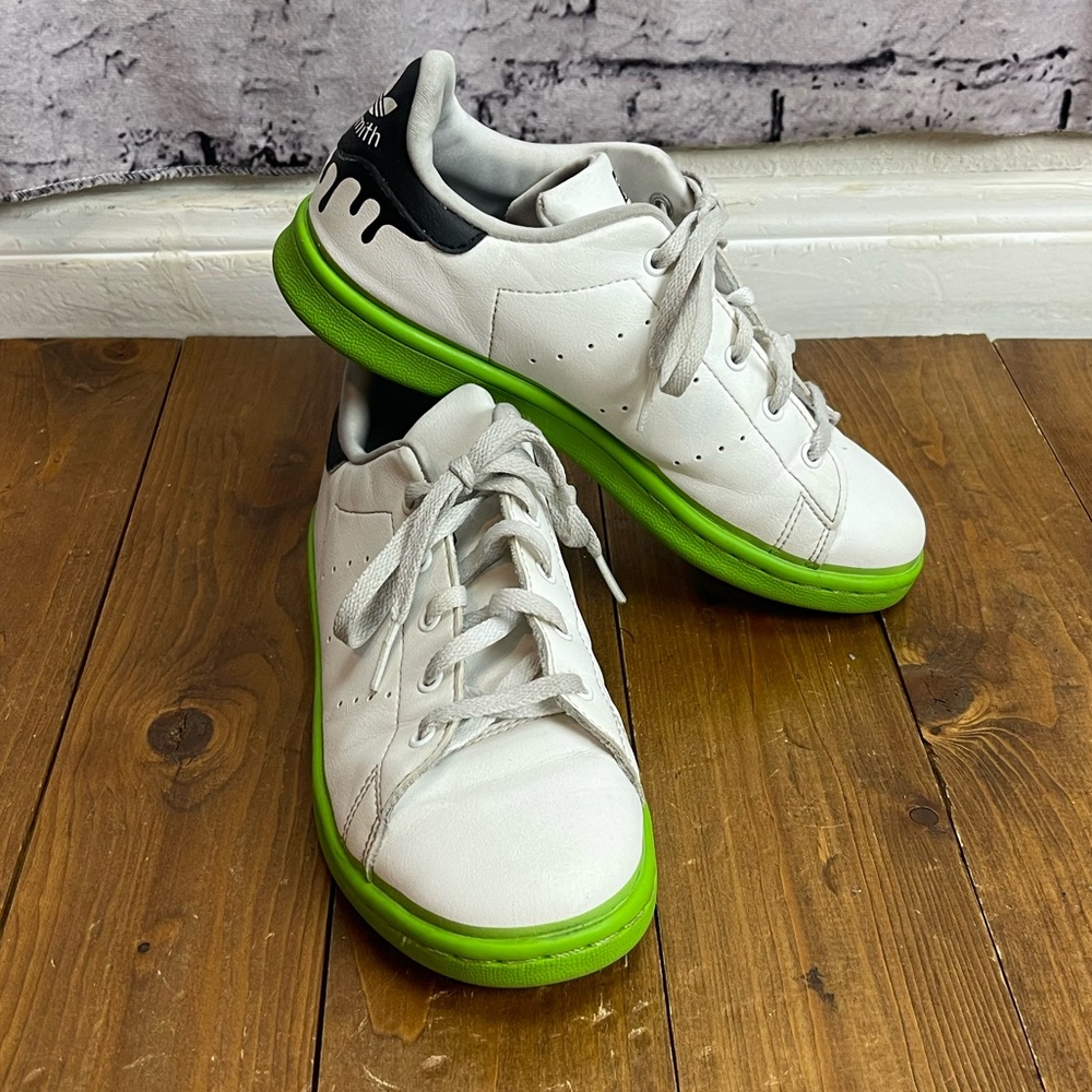 Adidas Stan smith kids size 3 drippy low top sneakers white green and black